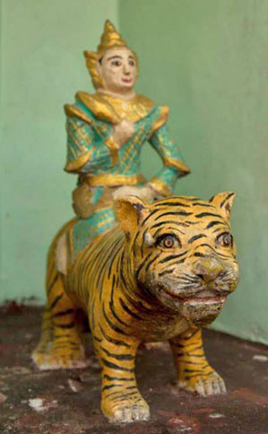 12   Tigre et Nat à Shwedagon